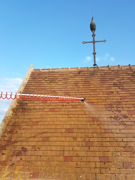 Démoussage de la toiture de l’église de Boussy sous Saint Yon