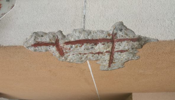 Zoom sur une réparation de maçonnerie avant mise en peinture.