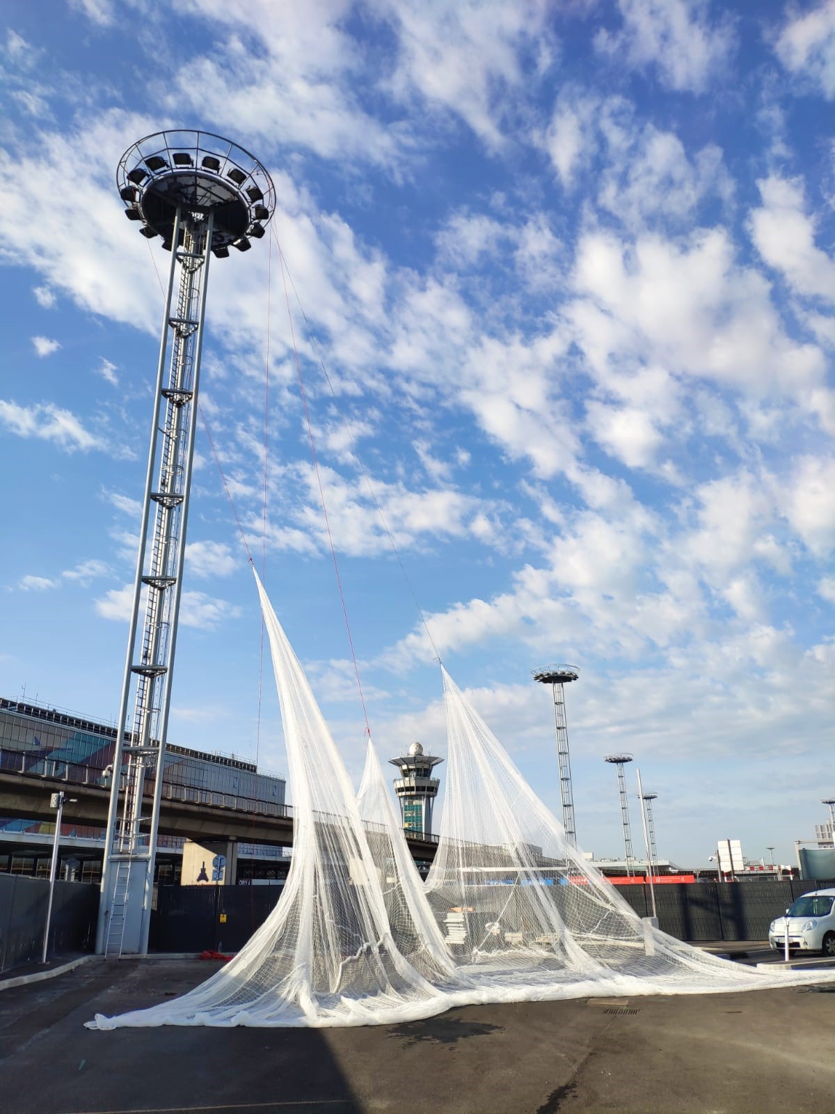 Plein feu sur les mâts d’éclairage devant l’aéroport d’Orly !